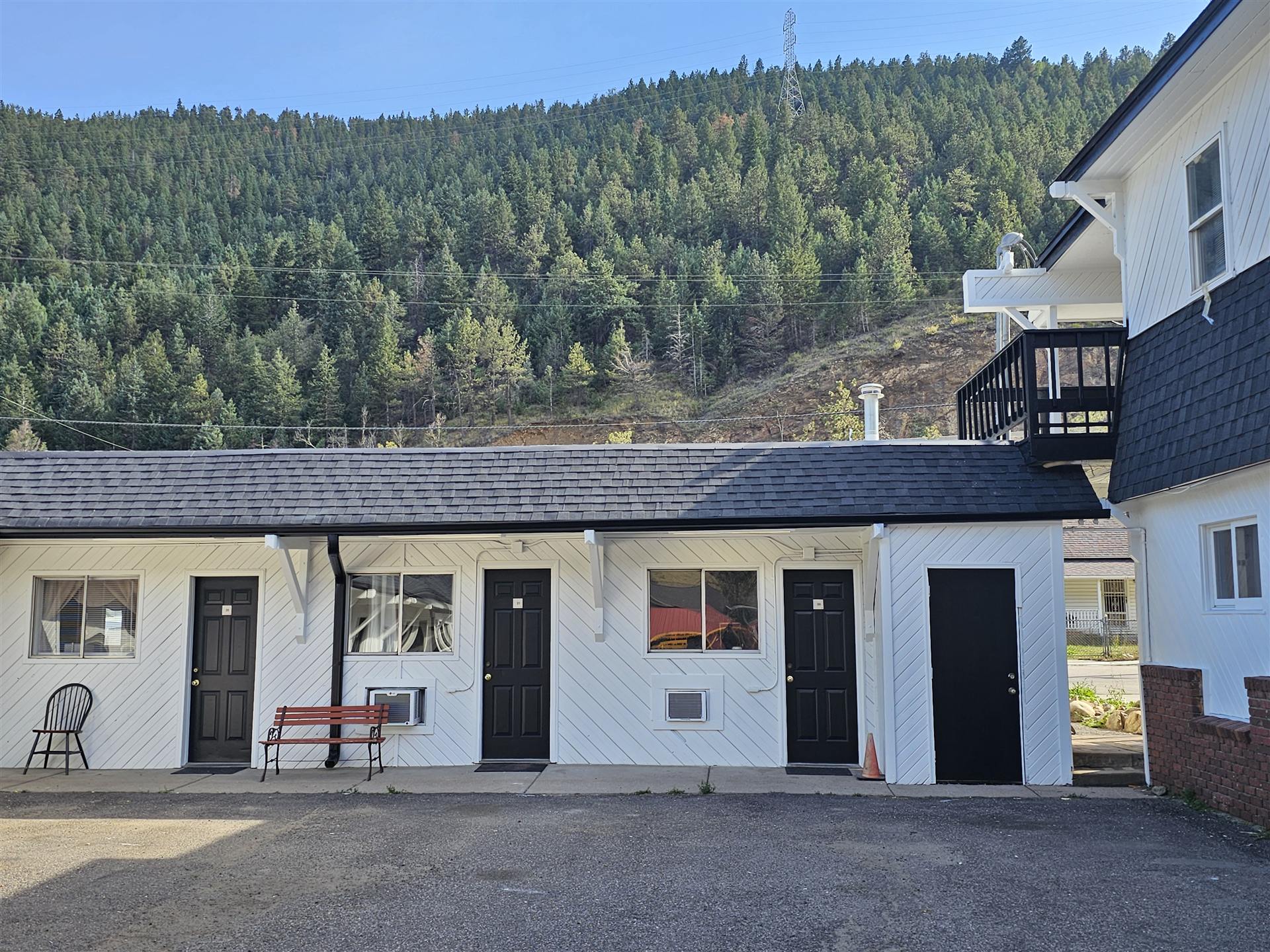 Motel rooms with mountain backdrop